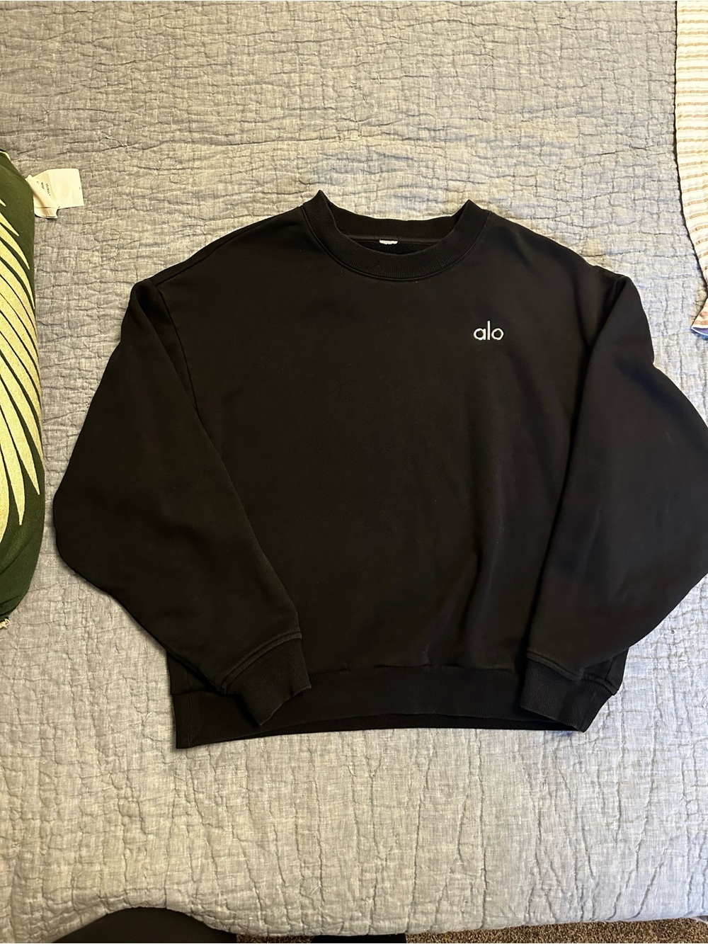 ALO Yoga Accolade Black Crewneck Sweatshirt with Small Logo